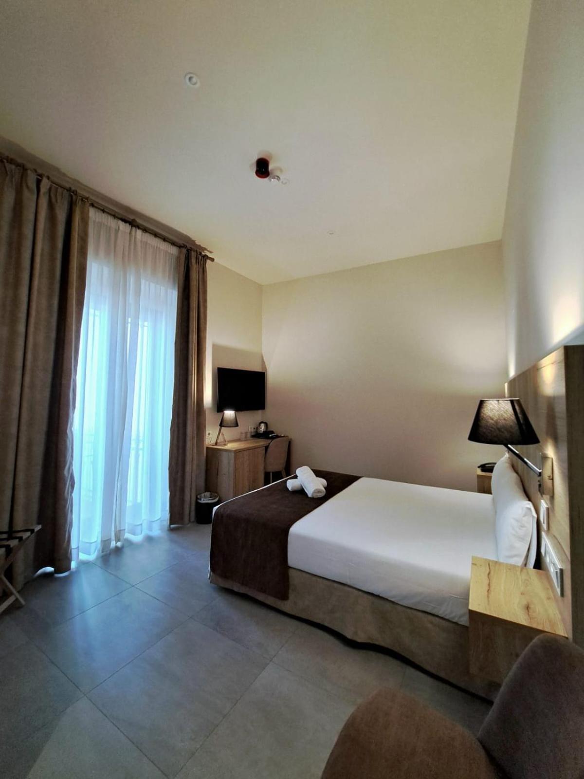 Hotel Av La Florida Sevilla Exteriör bild